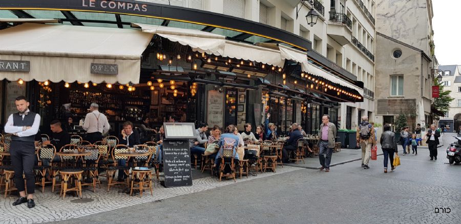 בית קפה פריזאי טיפוסי . בזה נהנינו מגבינה עם יין.